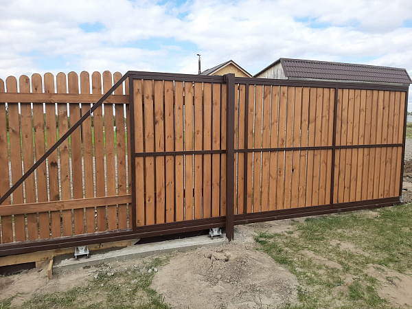 Откатные ворота с заполнением деревянным штакетником фото 1