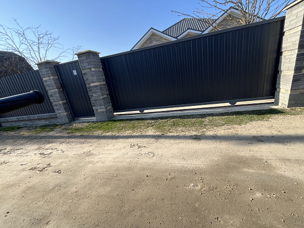 Откатные ворота с отдельностоящей калиткой фото 4