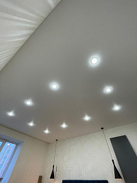 Натяжной теневой потолок из сатинового полотна фото 1