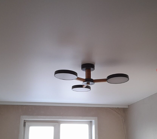 Установили сатиновый натяжной потолок из полотна бренда MSD в спальню площадью - 10,5 кв.м. фото 1