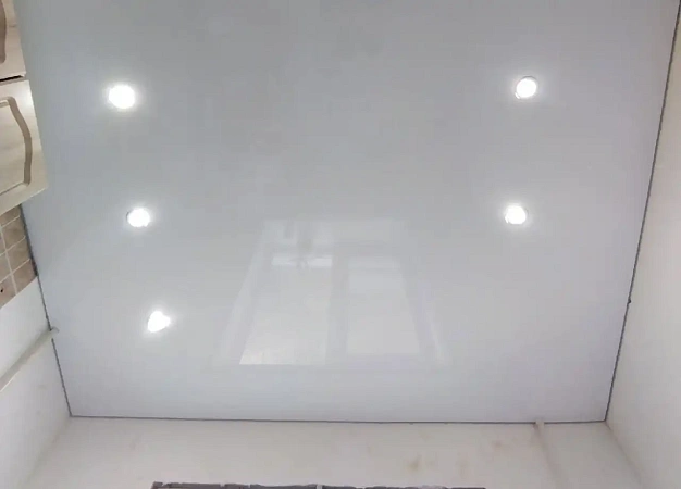 Завершили монтаж белого глянцевого потолка с точечными светильниками фото 2