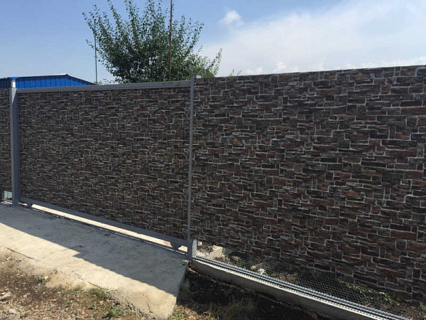 Забор из профнастила «под камень» фото 1