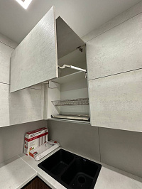 Белая угловая кухня EGGER в белом цвете с комбинированным фасадом фото 3