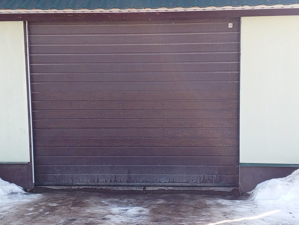 Подъемные ворота Alutech на гараж фото 1