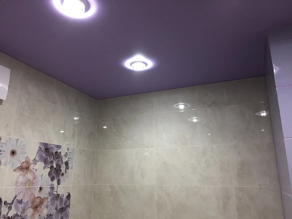 Цветной матовый потолок в санузел фото 3