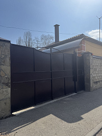 Металлические ворота с элементами ковки для частного дома фото 3