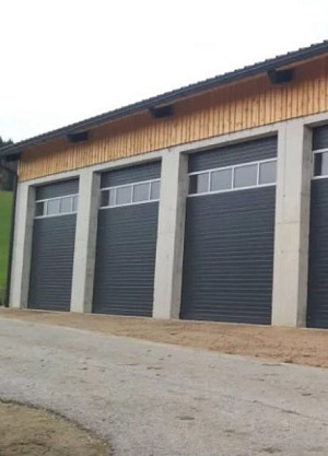 Секционные ворота Алютех с окошком фото 2