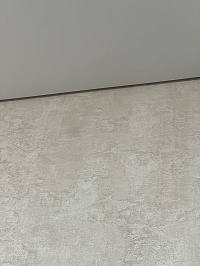 Одноуровневый матовый потолок в гостиной  фото 5