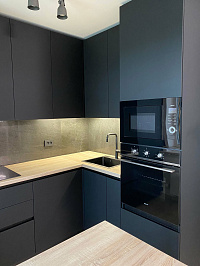 Изготовили черную матовую кухню в минималистичном дизайне фото 3