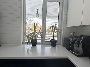 П-образная кухня с фасадами темно-синего и белого цвета фото 2