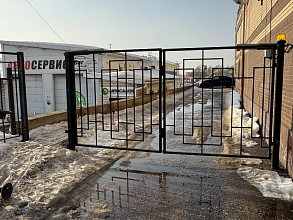 Распашные кованые ворота для коммерческой территории фото 2