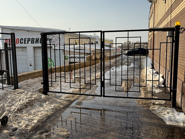Распашные кованые ворота для коммерческой территории фото 2