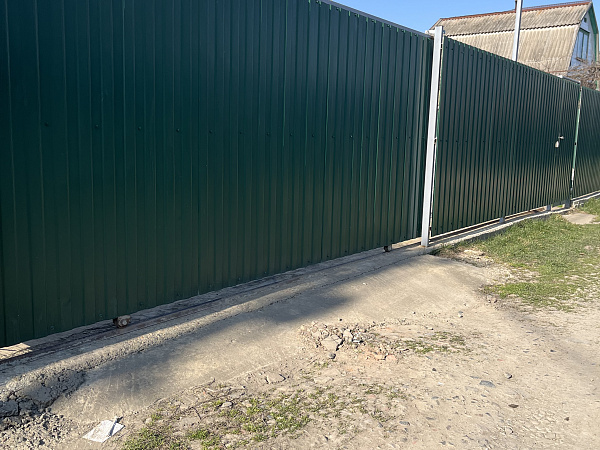 Откатные ворота зеленого цвета для загородного дома фото 2