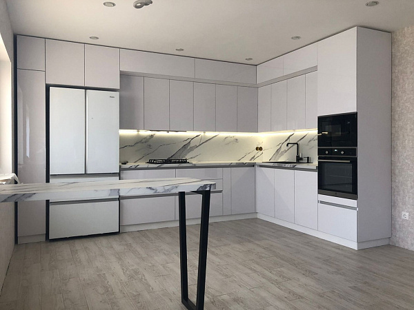 Сдали заказчику кухонный гарнитур в премиальной комплектации благородного белого цвета фото 1