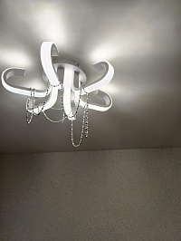 Бесшовный матовый потолок в жилую комнату фото 3