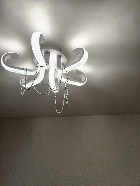 Бесшовный матовый потолок в жилую комнату фото 3