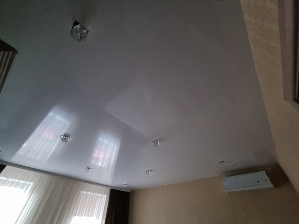Глянцевый натяжной потолок в большой спальне фото 5