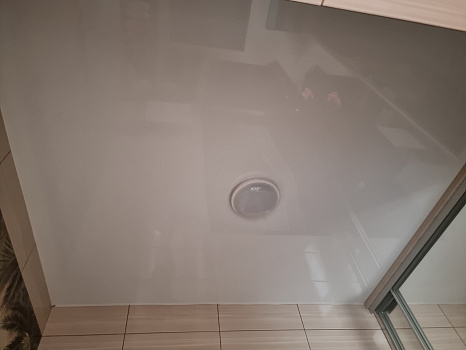 Глянцевый потолок в ванной комнате фото