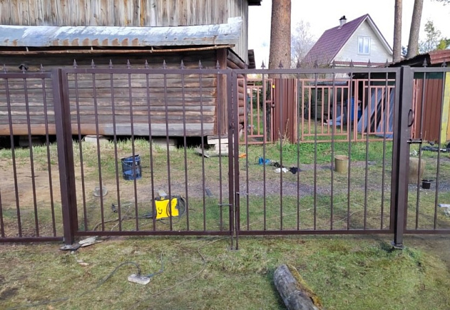 Изготовление и установка сварного забора, а также ограждения из сварной 3D сетки Гиттер на винтовых сваях фото 1