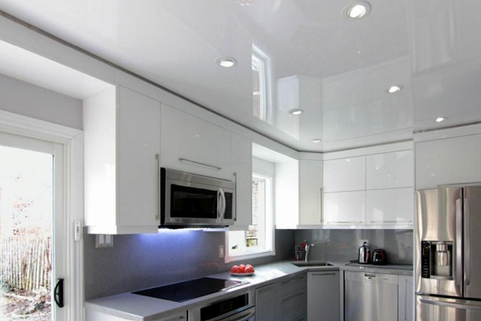 Установили глянцевый натяжной потолок бренда MSD на кухне площадью - 18 м² фото 1