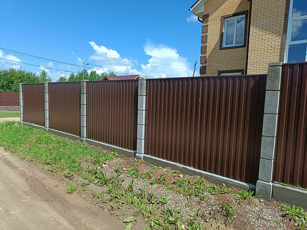 Смонтировали забор их профлиста на стильных столбах фото 2
