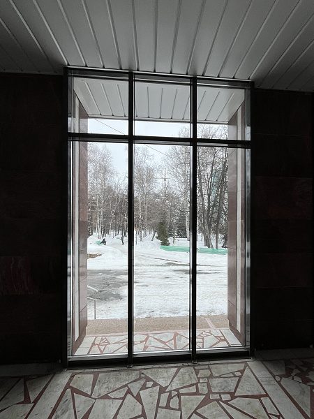 Остекление входной группы школы фото 2