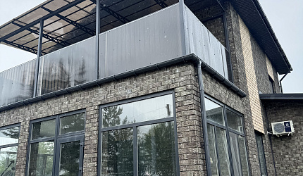Остекление частного дома панорамными окнами Aluplast фото