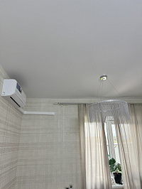 Замена натяжного потолка в гостиной комнате фото 2