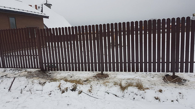 Монтаж забора из евроштакетника в г. Высоцск, темно-коричневый цвет фото 2