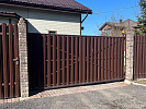 Откатные ворота с заполнением двойным металлическим штакетником фото 6