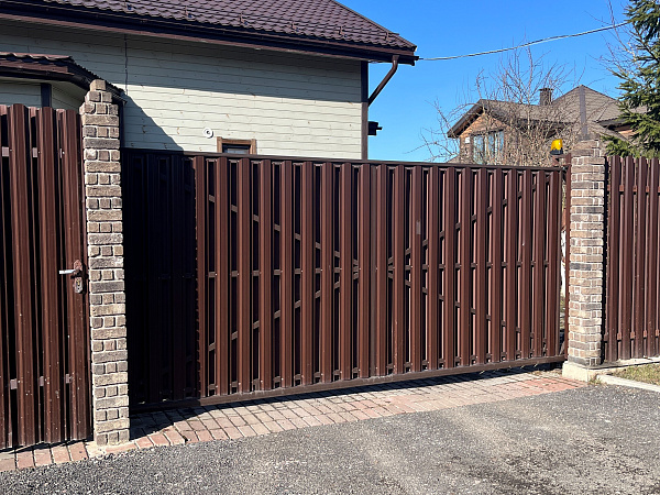 Откатные ворота с заполнением двойным металлическим штакетником фото 6