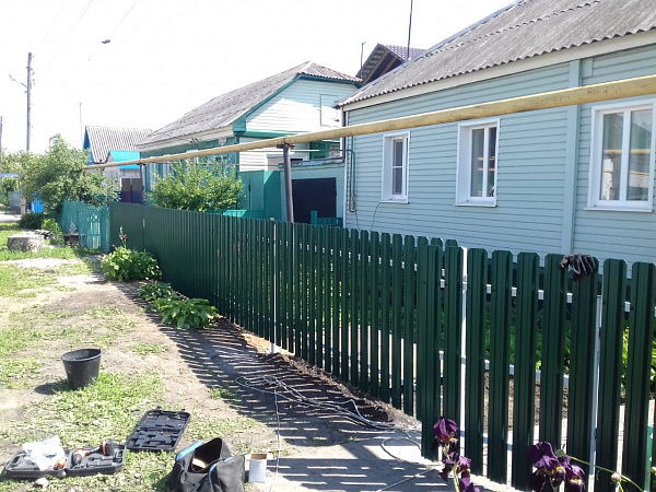 Забор из зеленого евроштакетника с односторонней зашивкой фото 2