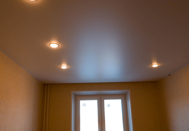 Установили сатиновый потолок бренда MSD в кухне площадью - 11 кв м фото 2