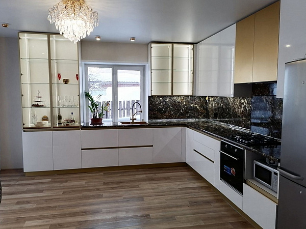 Элегантная классическая кухня для частного дома со стеклянными шкафами, линейной подсветкой и встроенной техникой фото 2