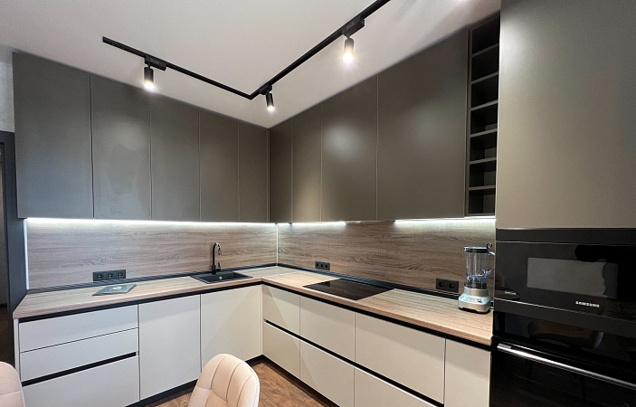 Кухня с комбинированными фасадами в трендовых цветах фото 3