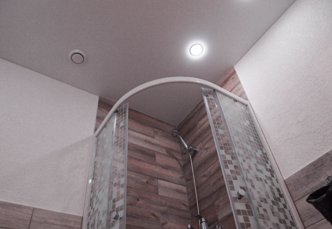 Установили потолок с матовой фактурой бренда MSD в ванной - 4,5 м2 фото 1