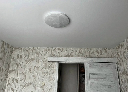 Тканевый натяжной потолок белого цвета фото