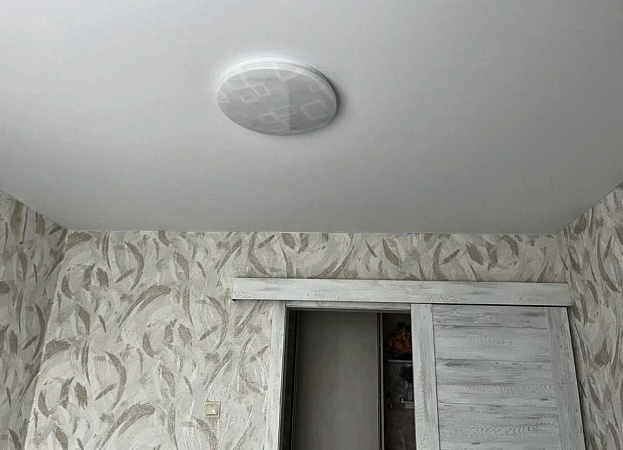 Тканевый натяжной потолок белого цвета фото 1