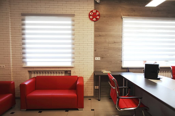 Установка классических жалюзи фактуры «Зебра» для сервисного центра «5 Близнецов» фото 2