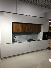 Прямой кухонный гарнитур с МДФ фасадами и столешницей Egger фото 1