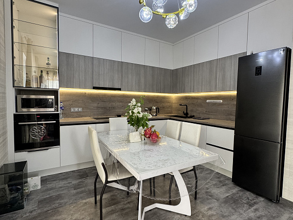 Завершили монтаж угловой кухни со стеклянным атриумом фото 6