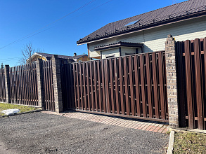 Откатные ворота с заполнением двойным металлическим штакетником фото 4