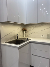 Смонтировали белую кухню с глянцевыми фасадами AGT, в минималистичном стиле фото 1