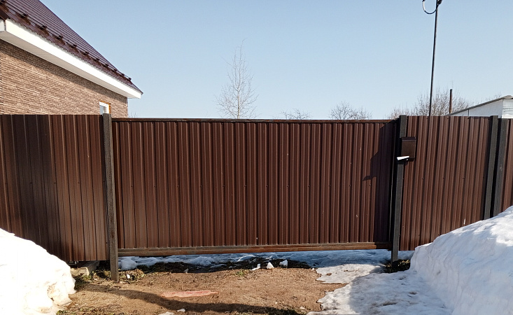 Автоматические откатные ворота с заполнением профлистом фото 1