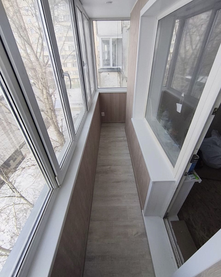 Остекление балкона с утеплением и отделкой фото 3