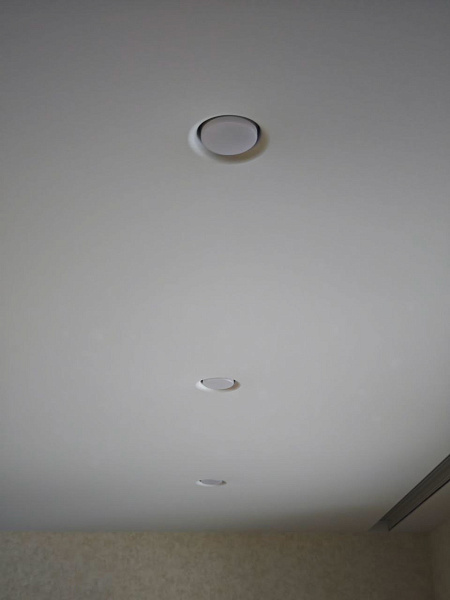 Натяжной огнеупорный поток в спальню + 6 минималистичных светильников фото 6