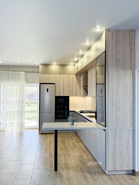 Установили угловую кухню в современном стиле полной комплектации фото 3