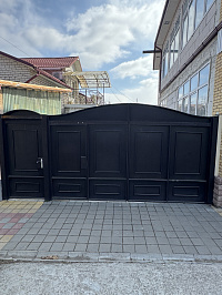 Ворота из металлического листа с элементами ковки фото 3