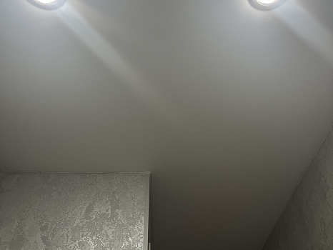 Натяжной потолок для гостиной фото