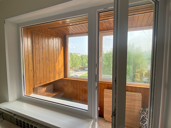 Остеклили балконный блок ПВХ окнами на базе профиля VEKA фото 2